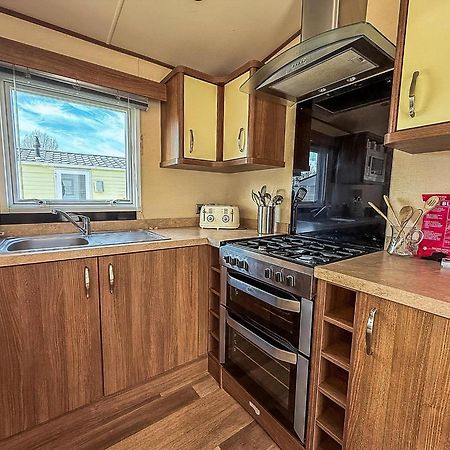 Gorgeous 6 Berth Caravan With Decking And Wi-Fi At Broadland Sands Ref 20377Bs Hopton on Sea المظهر الخارجي الصورة