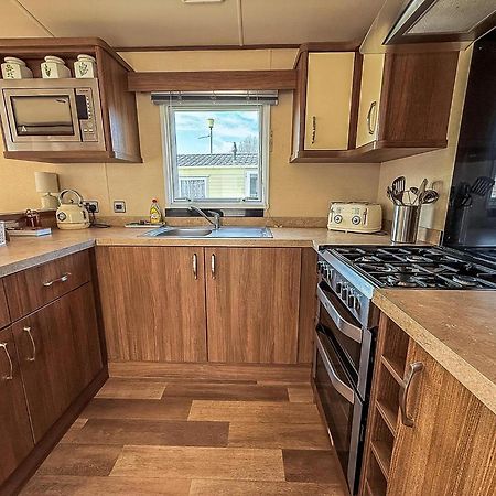 Gorgeous 6 Berth Caravan With Decking And Wi-Fi At Broadland Sands Ref 20377Bs Hopton on Sea المظهر الخارجي الصورة