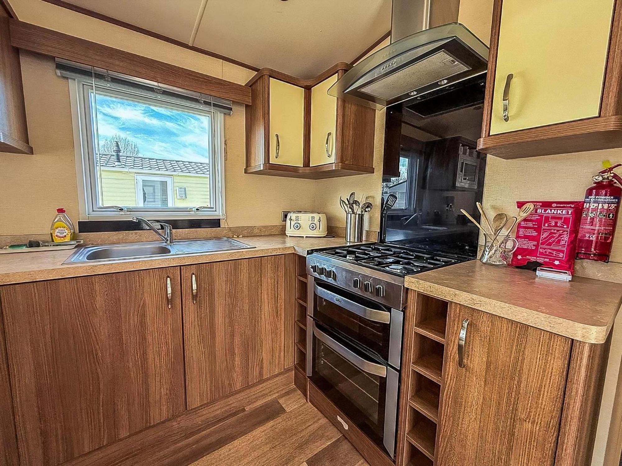 Gorgeous 6 Berth Caravan With Decking And Wi-Fi At Broadland Sands Ref 20377Bs Hopton on Sea المظهر الخارجي الصورة