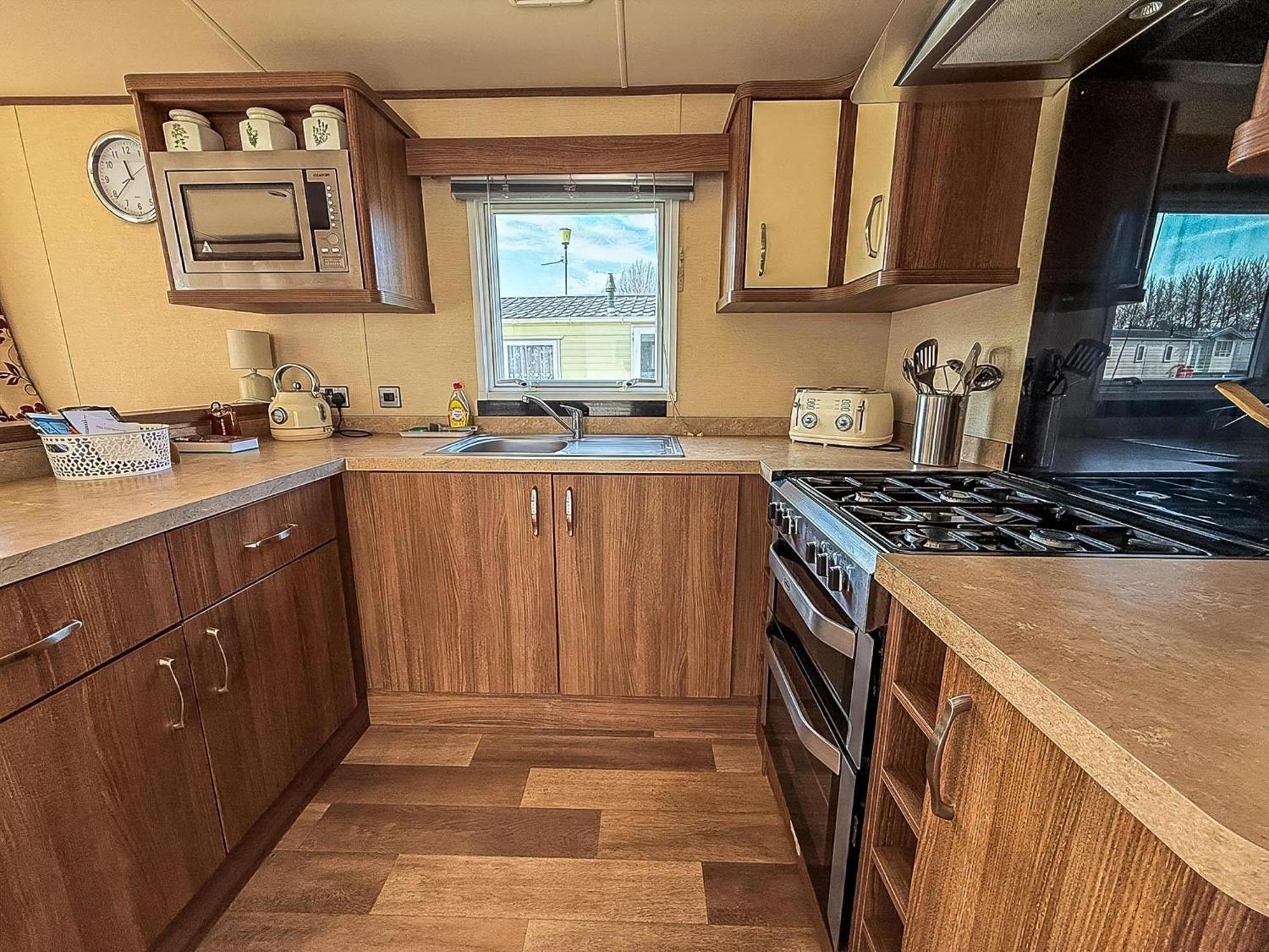 Gorgeous 6 Berth Caravan With Decking And Wi-Fi At Broadland Sands Ref 20377Bs Hopton on Sea المظهر الخارجي الصورة