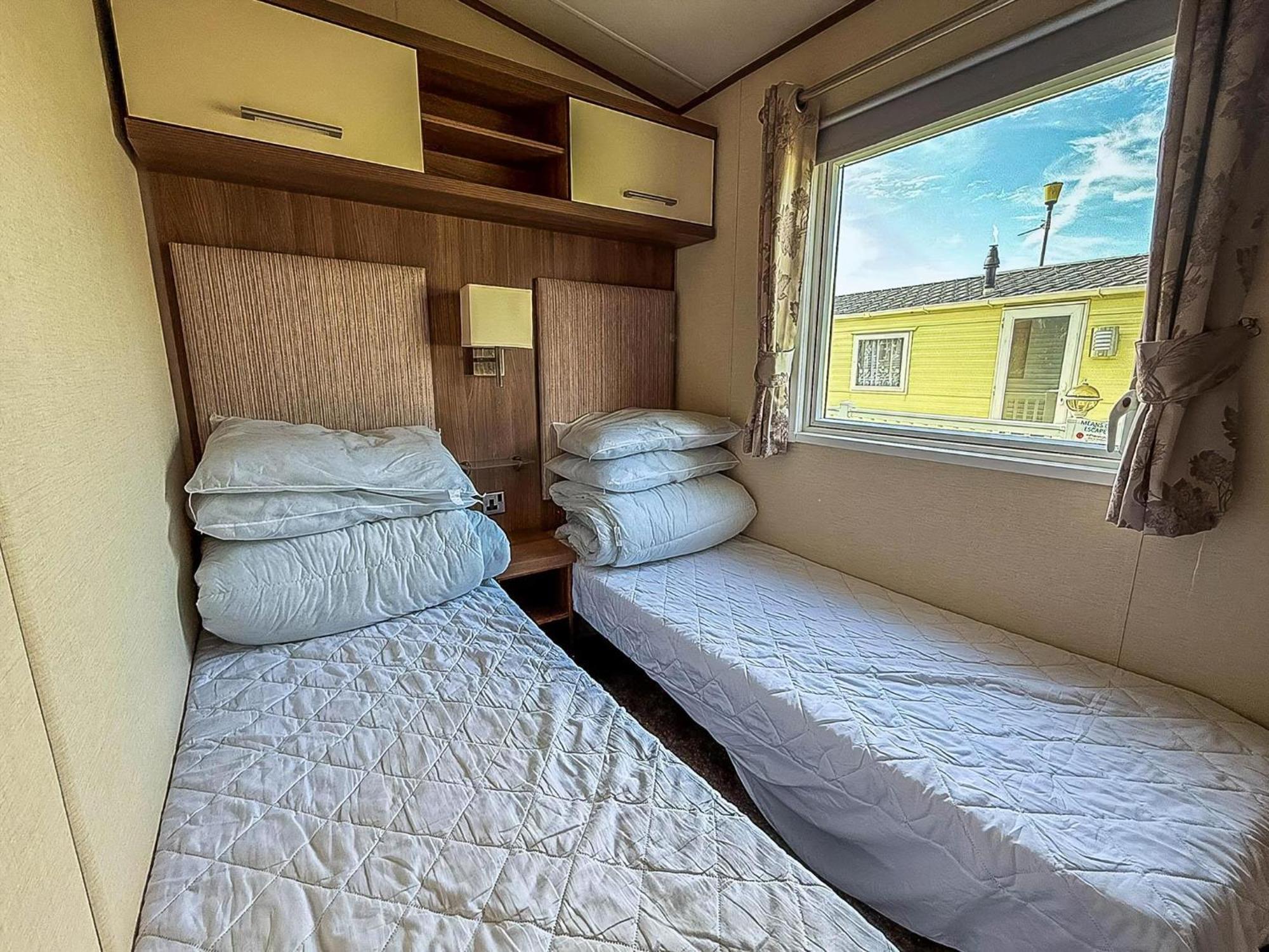 Gorgeous 6 Berth Caravan With Decking And Wi-Fi At Broadland Sands Ref 20377Bs Hopton on Sea المظهر الخارجي الصورة