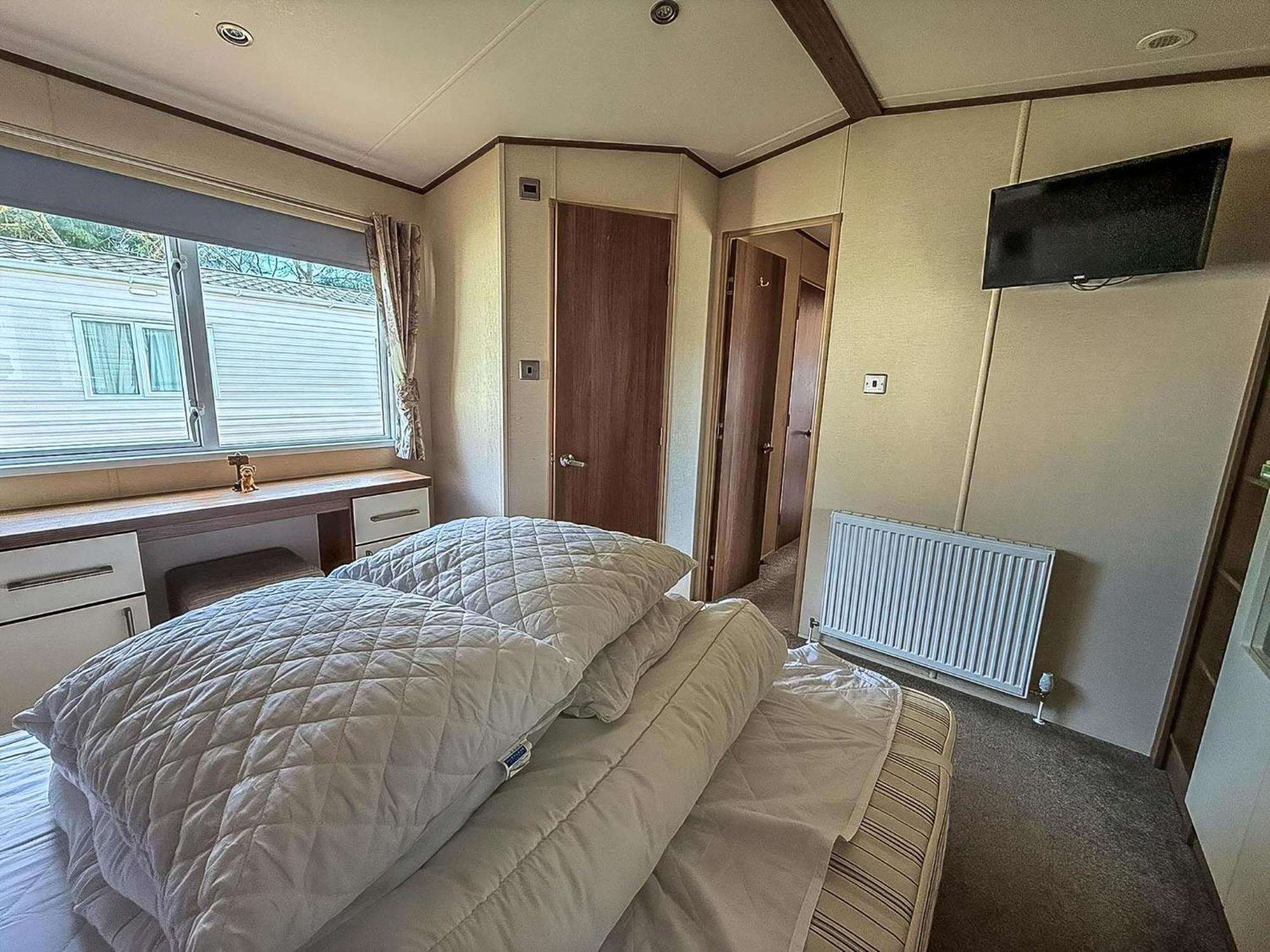 Gorgeous 6 Berth Caravan With Decking And Wi-Fi At Broadland Sands Ref 20377Bs Hopton on Sea المظهر الخارجي الصورة