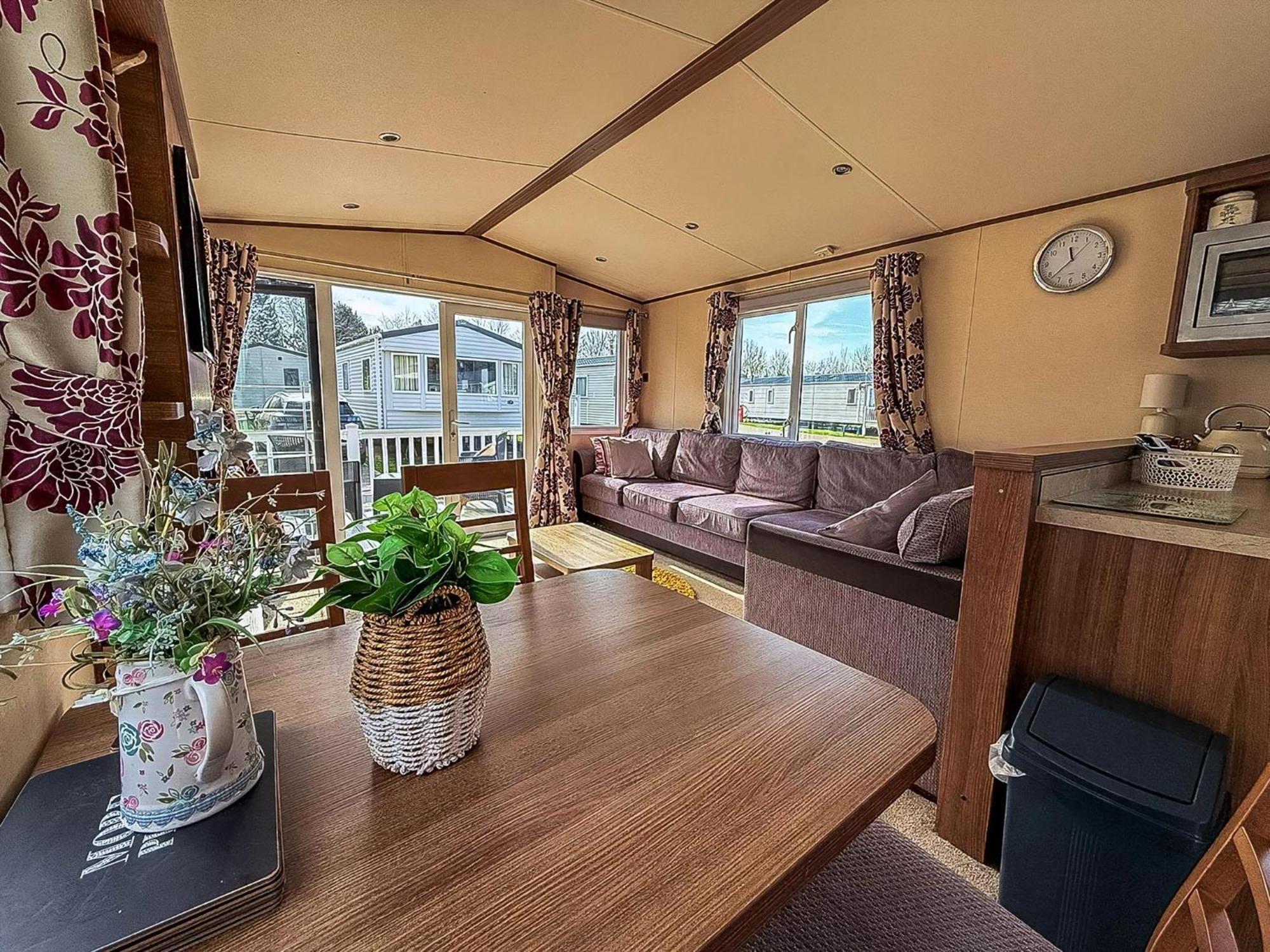 Gorgeous 6 Berth Caravan With Decking And Wi-Fi At Broadland Sands Ref 20377Bs Hopton on Sea المظهر الخارجي الصورة