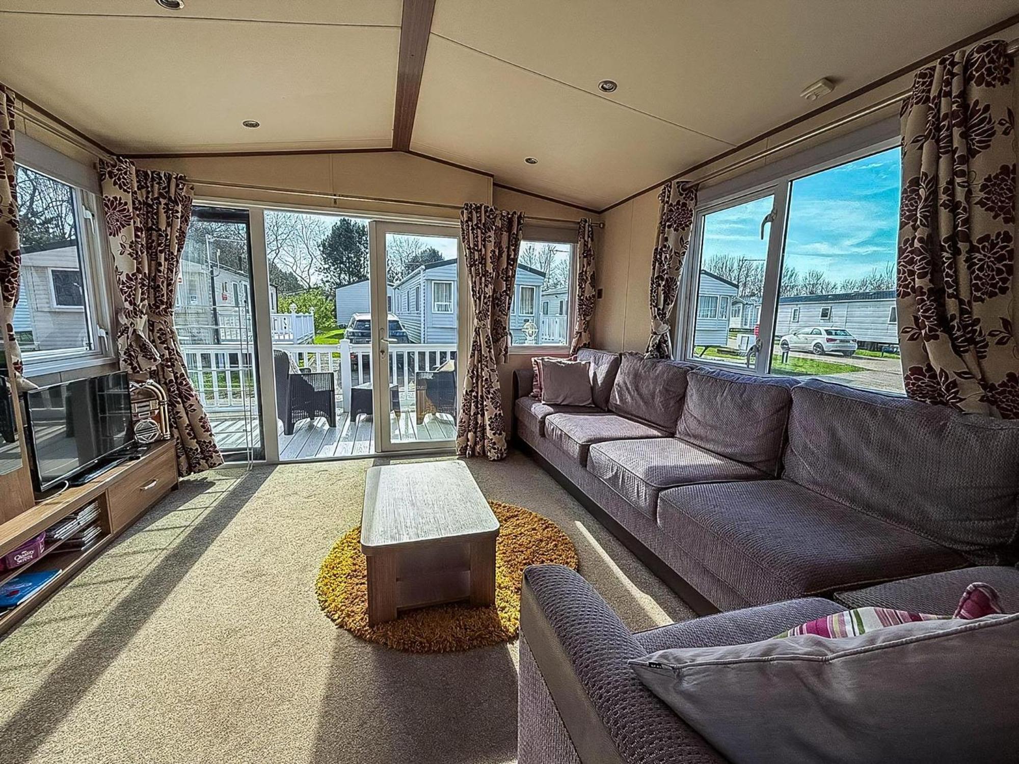 Gorgeous 6 Berth Caravan With Decking And Wi-Fi At Broadland Sands Ref 20377Bs Hopton on Sea المظهر الخارجي الصورة